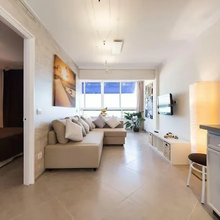 5 Min Walk From Yumbo! 517 *