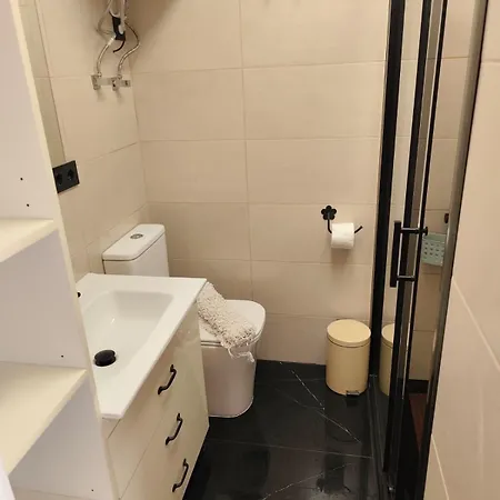 5 Min Walk From Yumbo! 517